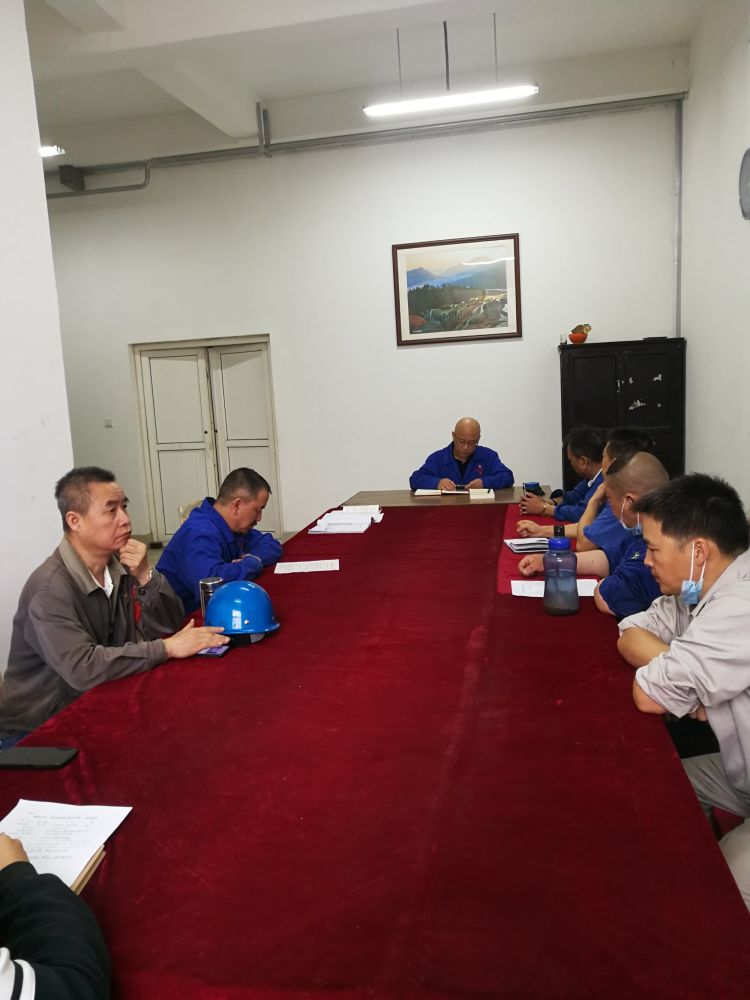 機(jī)加裝配黨支部召開(kāi)全體黨員大會(huì)，組織主題教育學(xué)習(xí)。