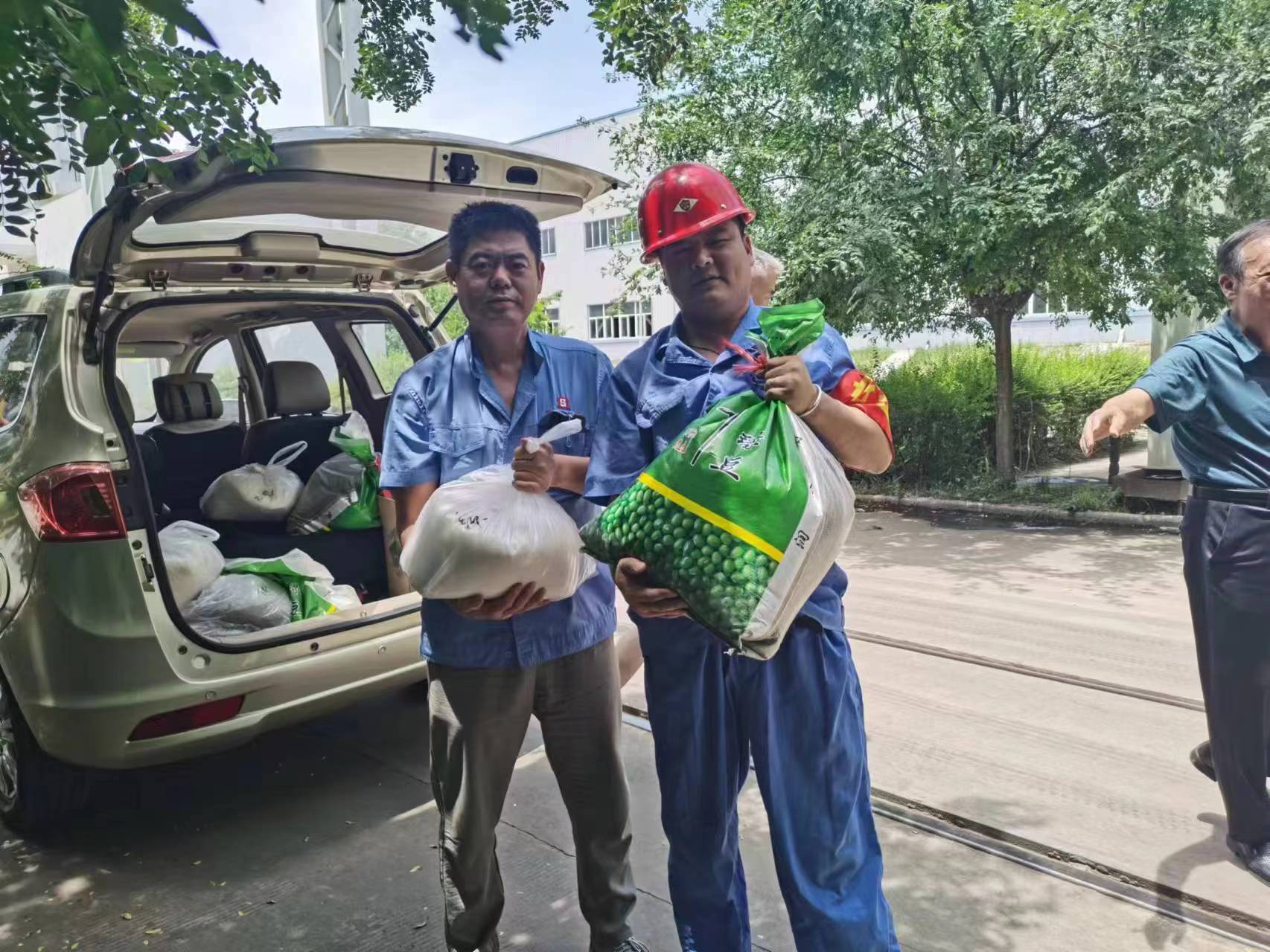 給一線(xiàn)生產(chǎn)車(chē)間和工地職工購(gòu)買(mǎi)了一批白糖、綠豆等防暑降溫品送到了車(chē)間工地